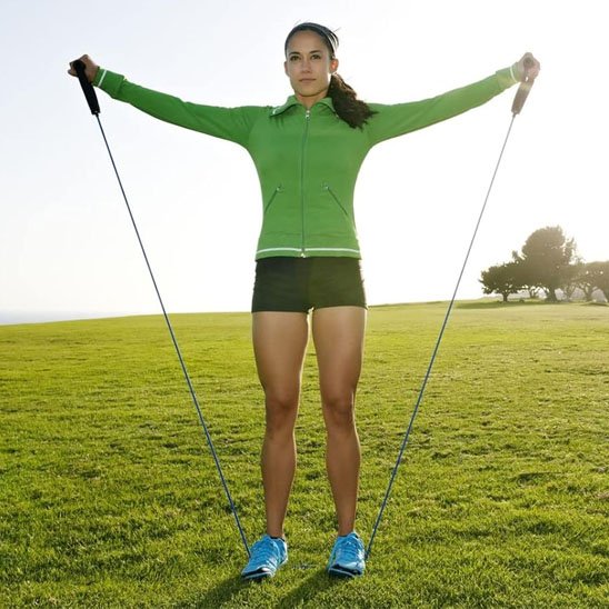 femme exercice cardio avec elastique musculation