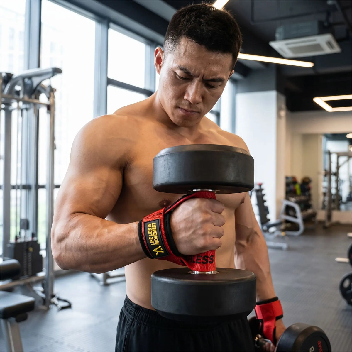 homme soulevant haltere avec sangle tirage muscu