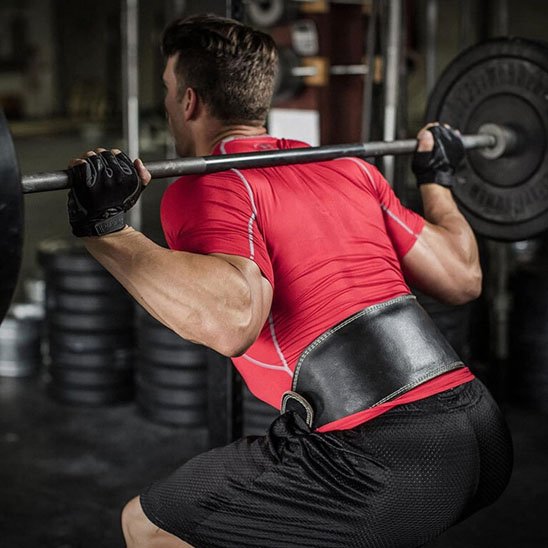 athlète exercice squat ceinture pour la musculation