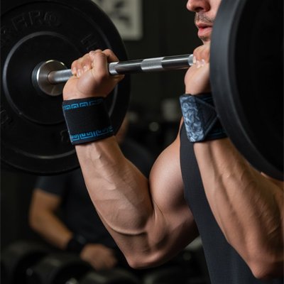 athlete soulevant poids avec bande de musculation poignet