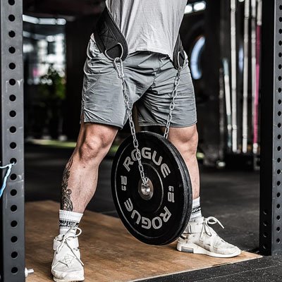 athlète soulève du poids avec ceinture de musculation​