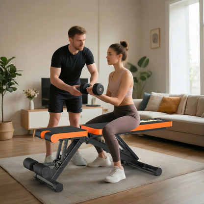 couple faisant exercices sur banc de musculation au salon