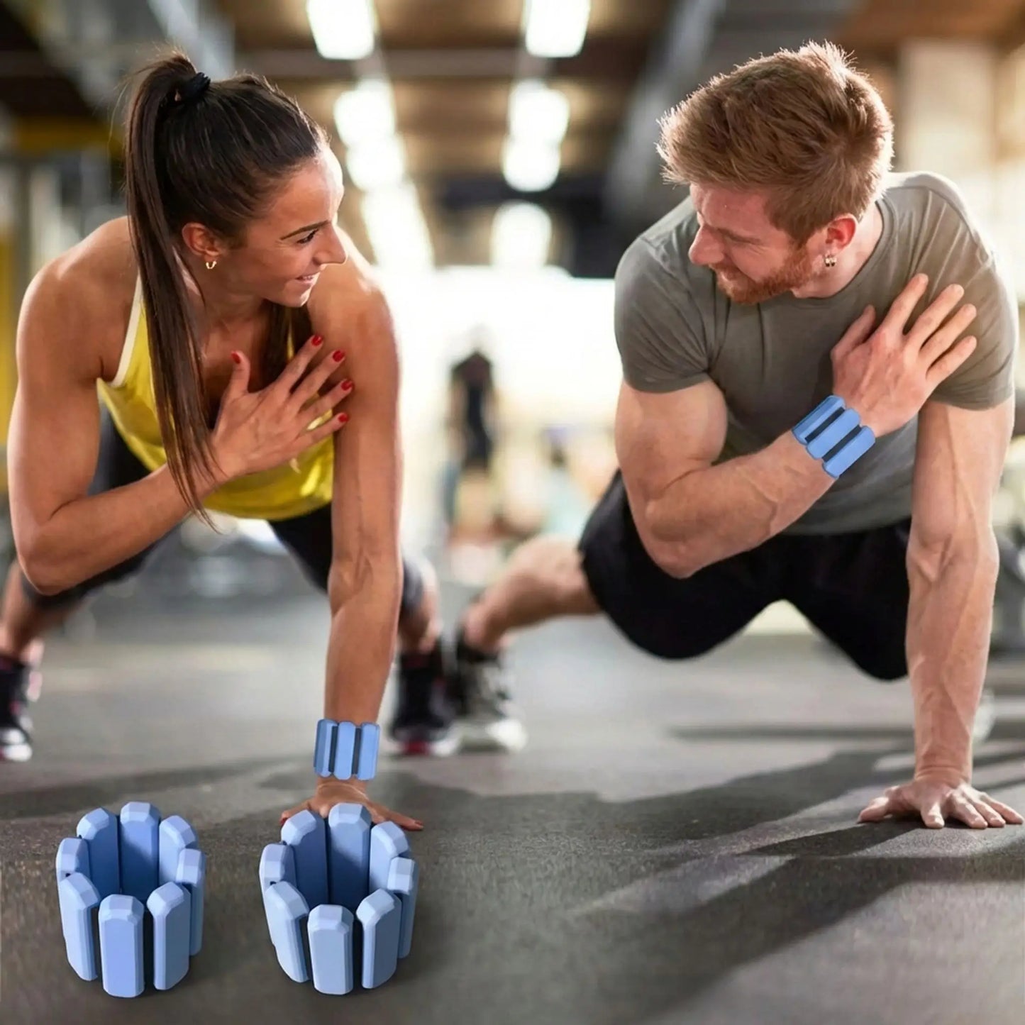couple faisant pompes portant des poids pour les chevilles