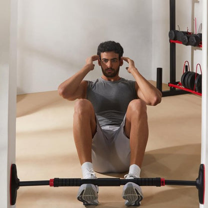 exercice abdos utilisant barre de traction sur bas de porte