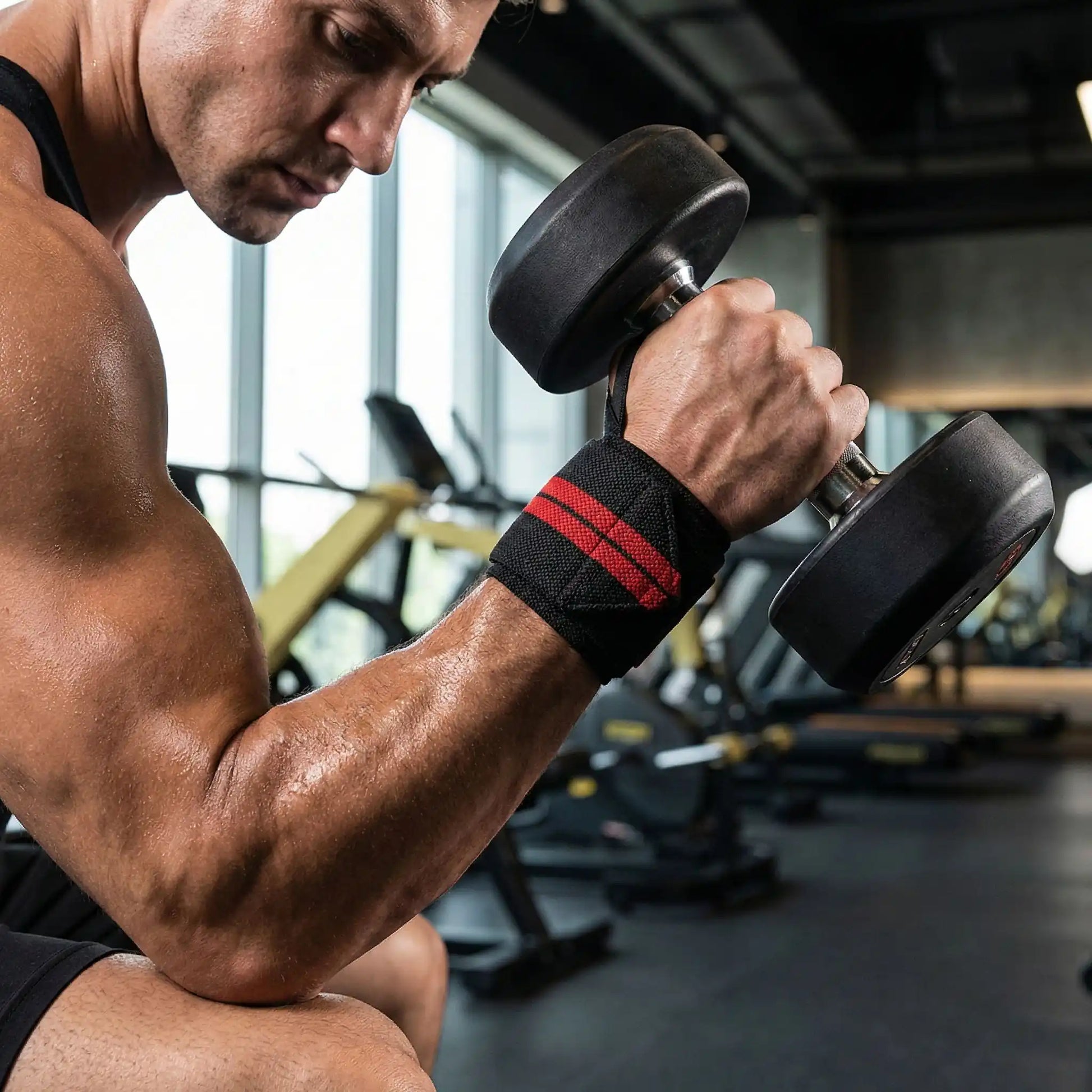 exercice biceps avec bande de musculation poignet