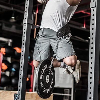 exercice de traction avec charge du poids utilisant ceinture de musculation​
