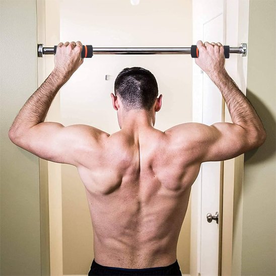 exercice dos avec barre de traction fixee à la porte