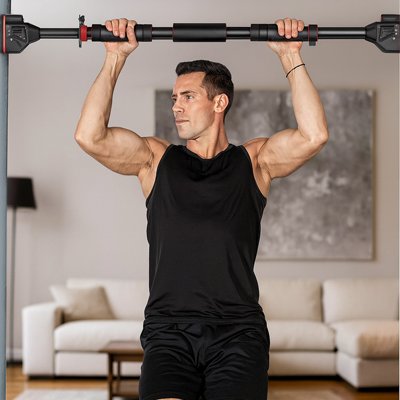 exercice sur barre de traction fixée sur la porte 