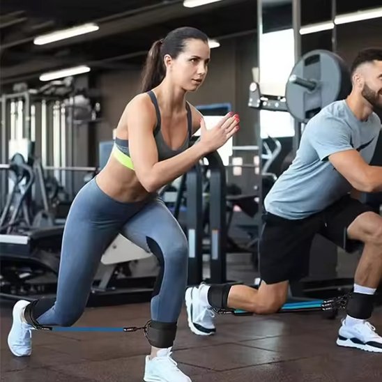 femme et homme exercice équilibre avec élastique musculation