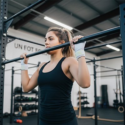 femme exercice attraction avec sangle musculation blanche