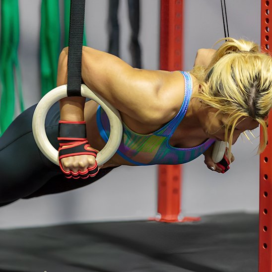 femme exercice avec gants pour la musculation