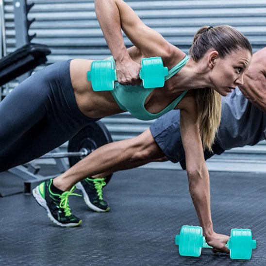 femme-exercice-dos-avec-haltères