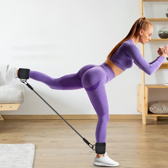 femme exercice fessier avec élastique musculation