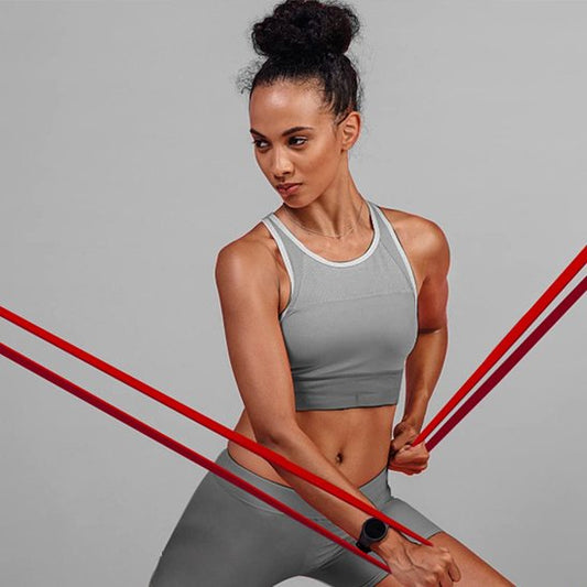 femme exercice hanche avec élastique musculation 