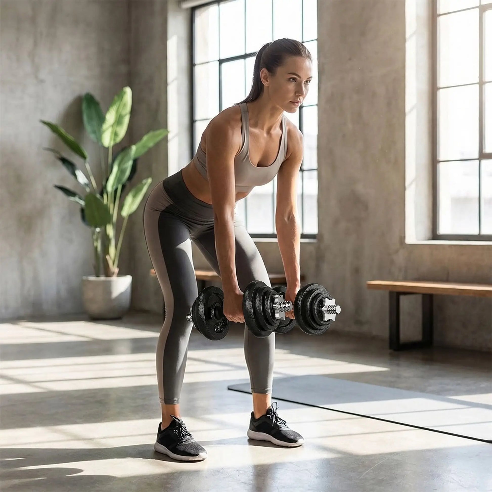 femme exercice lombaire avec haltères
