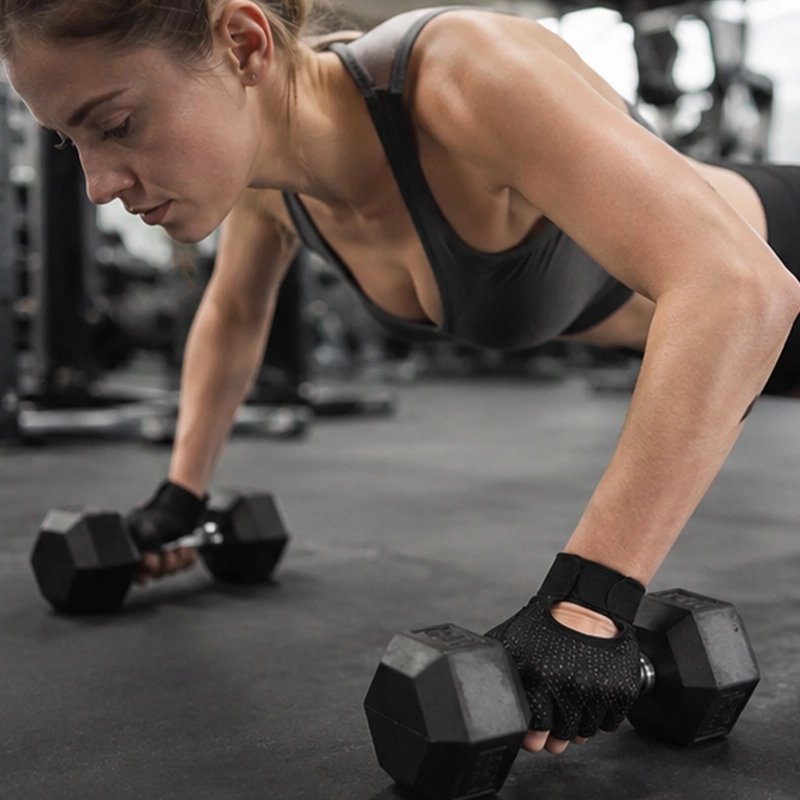 femme exercice pompe portant gants de musculation