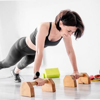 femme exercice pompe sur poignée pompe