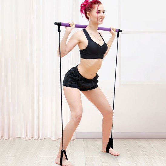 femme exercice squat avec elastique musculation 