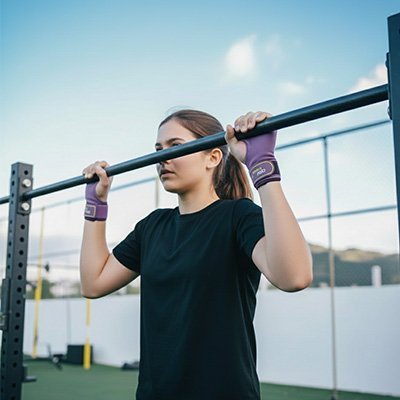 femme exercice traction avec sangle de tirage