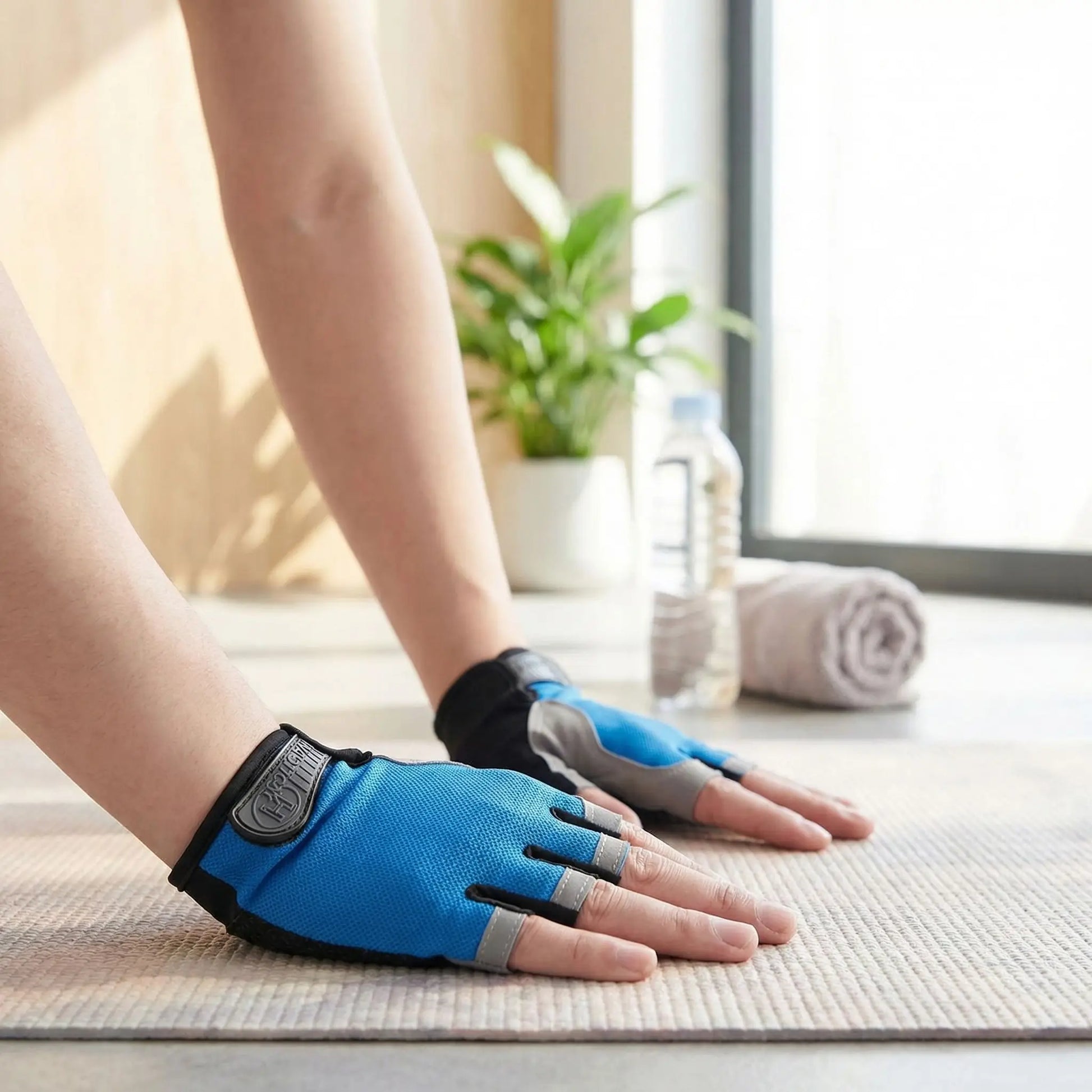femme faisant exercice pompes avec gant musculation Ultra-Confort bleu