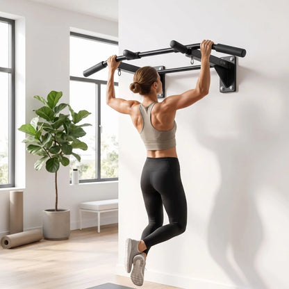 femme fait exercice traction sur barre de traction murale extérieur