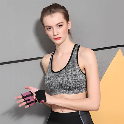 femme portant gants pour la musculation
