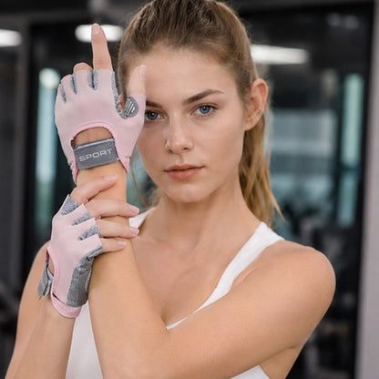 femme porte gant de musculation rose