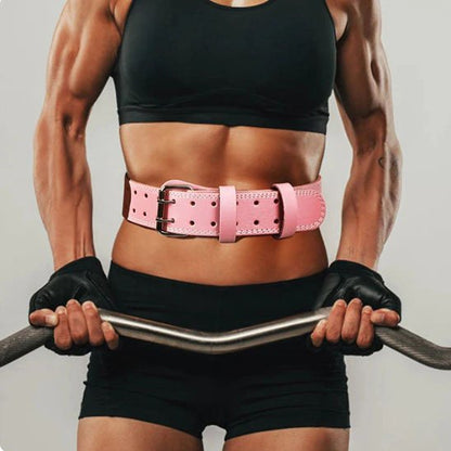 femme soulève poids portant ceinture pour la musculation