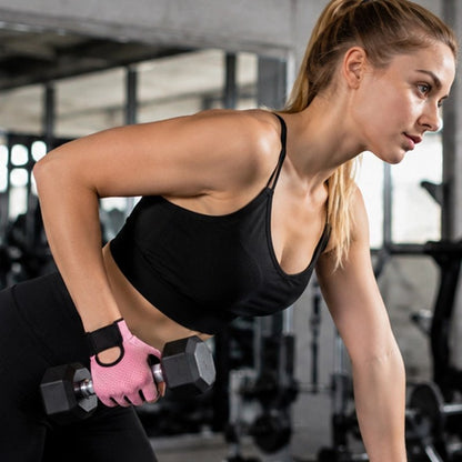 femme souleve haltere portant gant musculation rose