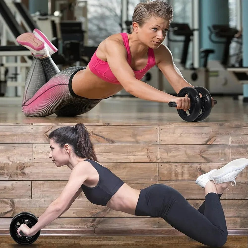 femmes exercice abdos avec roulette abdominale