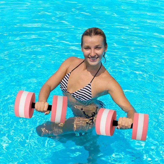 Haltères d'exercice aquatique en mousse rose et blanc dans une piscine