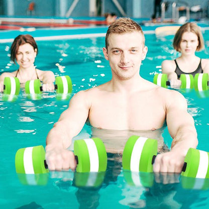 Haltères d'exercice aquatique en mousse vert et blanc dans une piscine