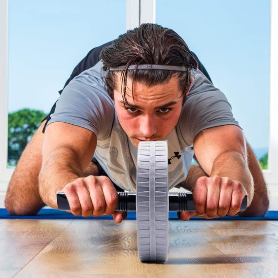 homme exercice abdos avec roue abdominale​ 