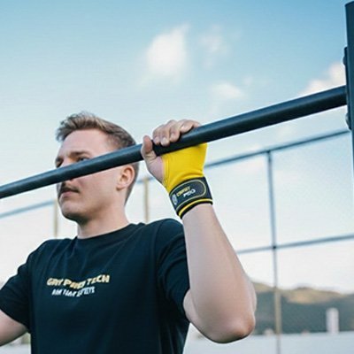 homme exercice attraction avec sangle musculation jaune