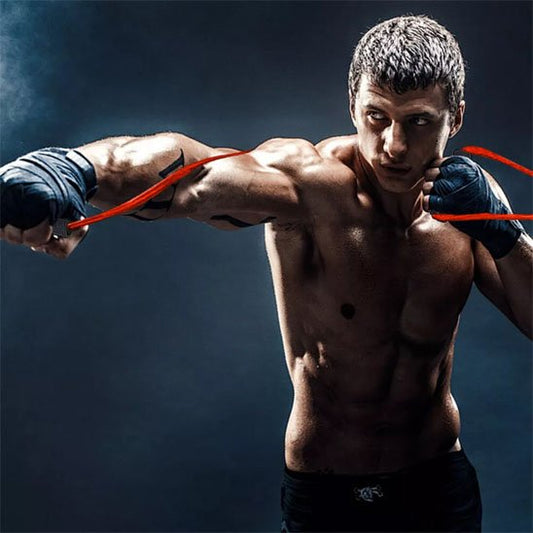 homme exercice boxe avec elastique musculation