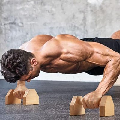homme exercice pompe sur poignée pompe