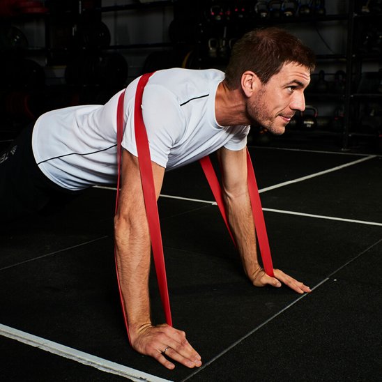 homme exercice pompes avec élastique musculation 