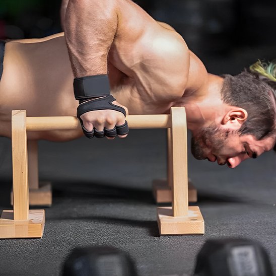 homme exercice pompes avec gants pour la  musculation