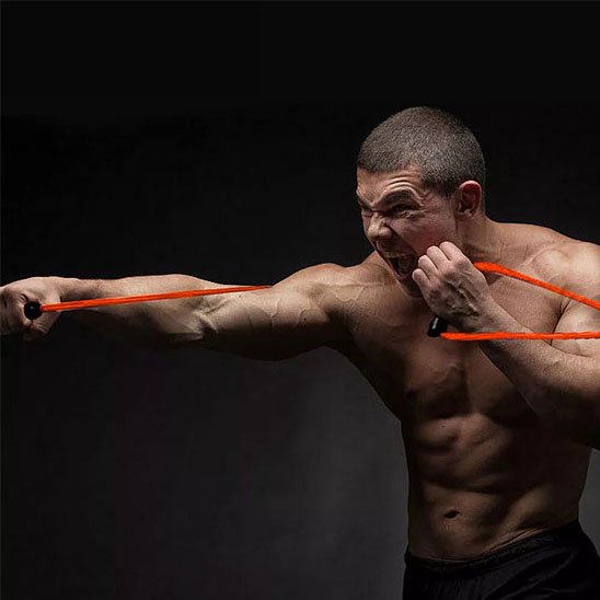 homme exercice résistance bras avec elastique musculation