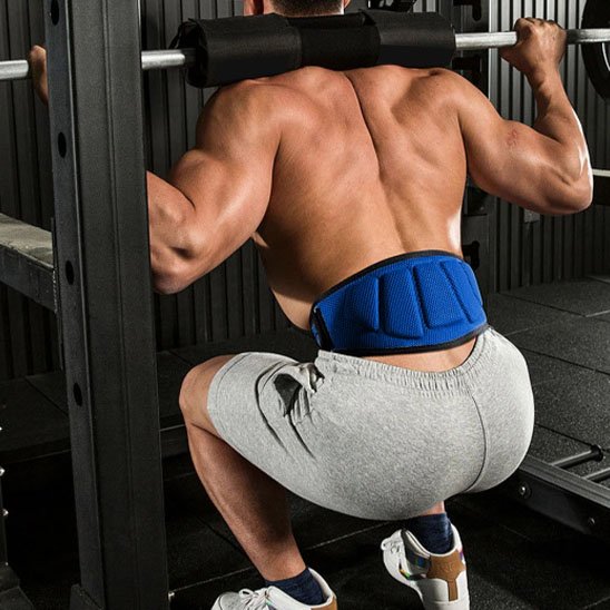 homme exercice squat avec ceinture pour la musculation bleu