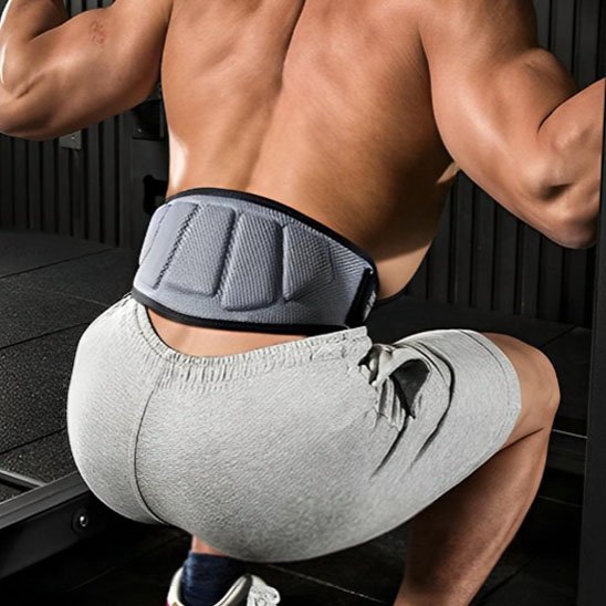 homme exercice squat portant ceinture pour la musculation grise