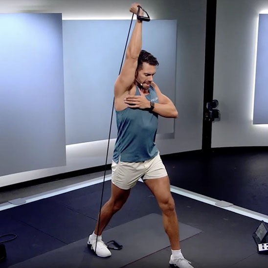 homme exercice triceps avec elastique musculation​ 