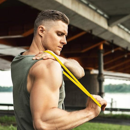 homme exercice triceps avec élastique musculation 