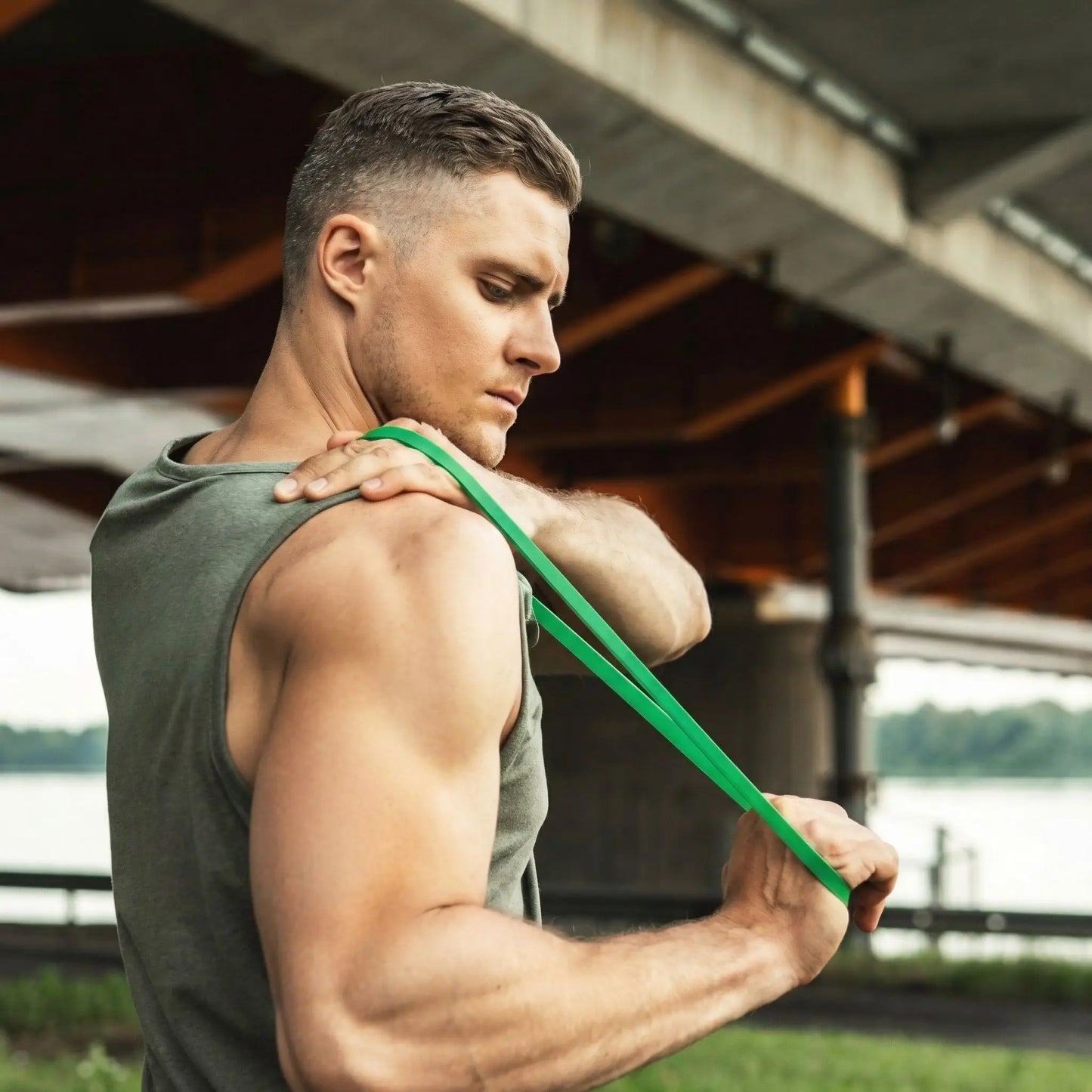 homme exercice triceps avec elastiques musculation
