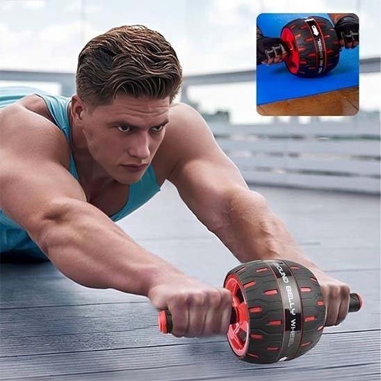 homme faisant exercice abdos avec roue abdominale