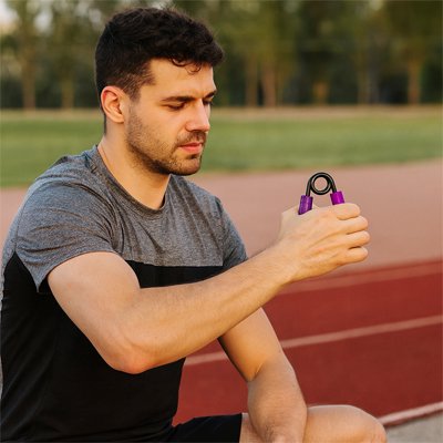 homme faisant exercice avec hands grip 