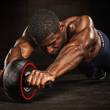 homme faisant exercice avec roue abdominale