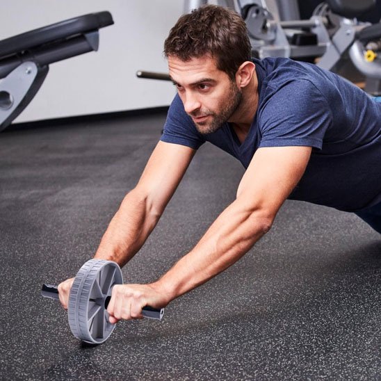 homme fait exercice abdos avec roue abdominale​ 