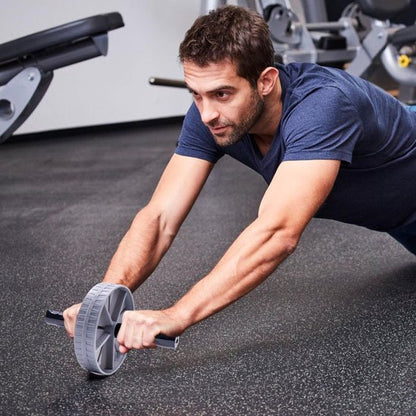 homme fait exercice abdos avec roue abdominale​ 