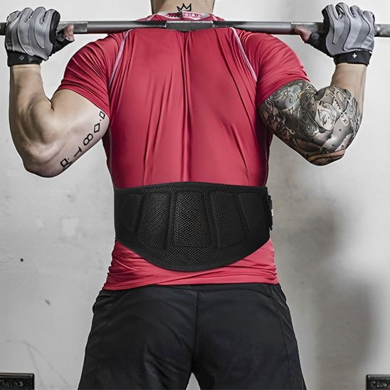 homme portant ceinture pour la musculation noir